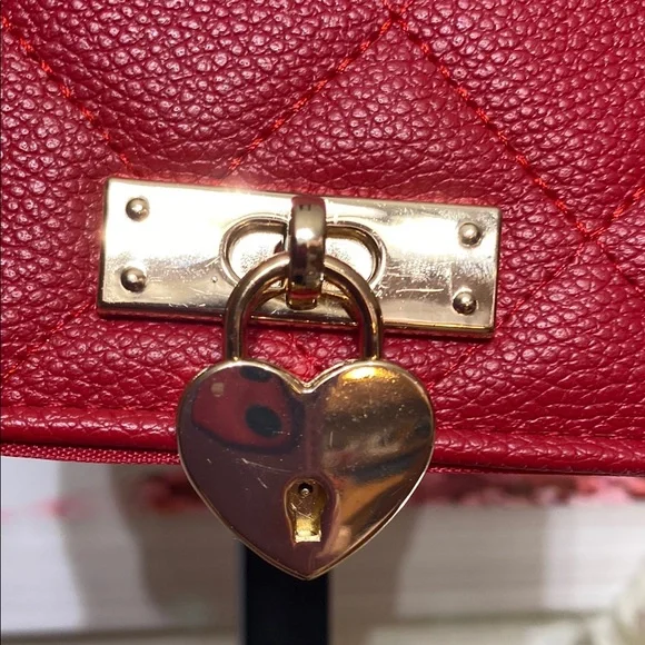 Giveaway Claires Red Quilted Leather wallet Bag with Gold Chain - Picture 3 of 5